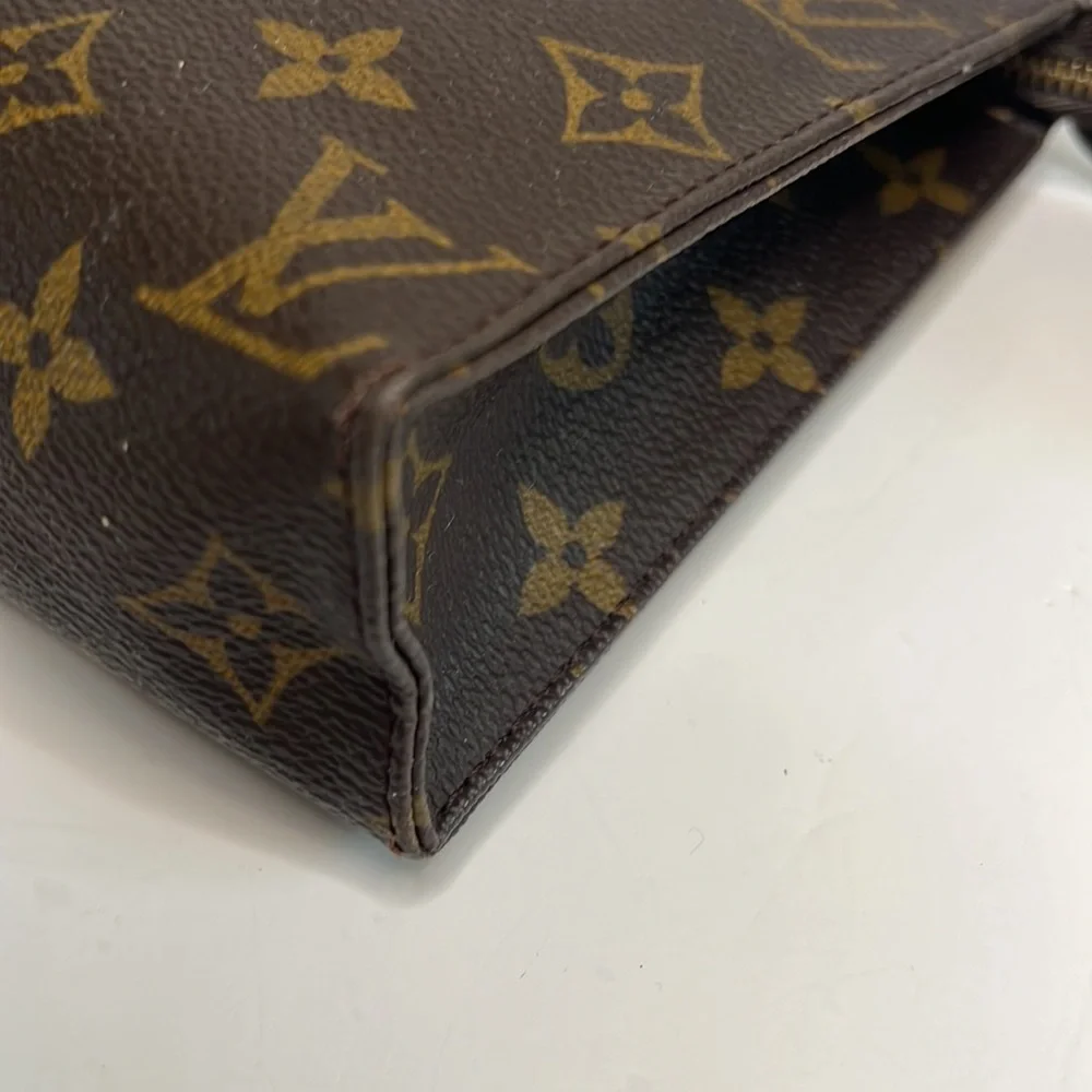 SOLD. Louis Vuitton Toiletry 19 pouch monogram - Picture 8 of 13